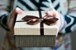 Nell'immagine un pacco regalo