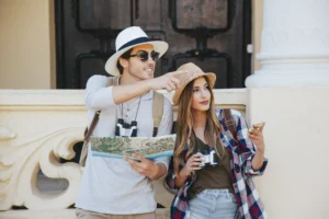 Nell'immagine due turisti a Roma