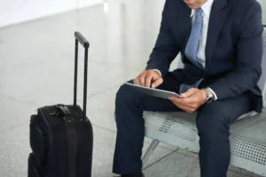 Nell'immagine un uomo d'affari che aspetta l'aereo