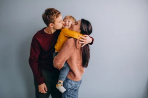 Nell'immagine una famiglia che si abbraccia.