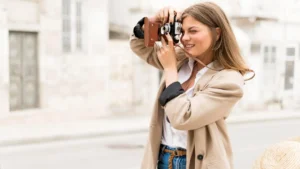 Nell'immagine una ragazza che fotografa la città