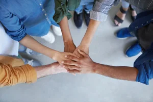 Nell'immagine delle mani che si stringono insieme