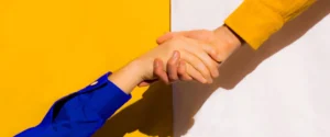 Nell'immagine due persone che si tengono la mano