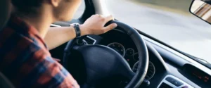 Nell'immagine un uomo che guida in macchina