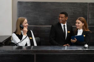 Nell'immagine tre ragazzi che lavorano in reception