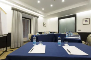 Nell'immagine una sala meeting con disposizione a ferro di cavallo