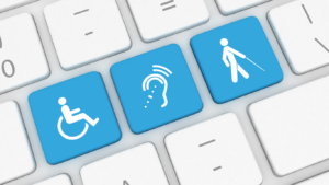 Nell'immagine una tastiera con alcuni simboli legati al tema dell'accessbilità