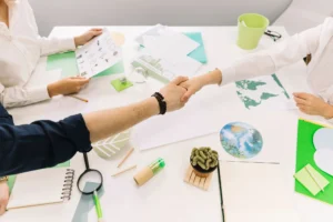Nell'immagine alcune persone che collaborano per iniziative legate alla sostebilità